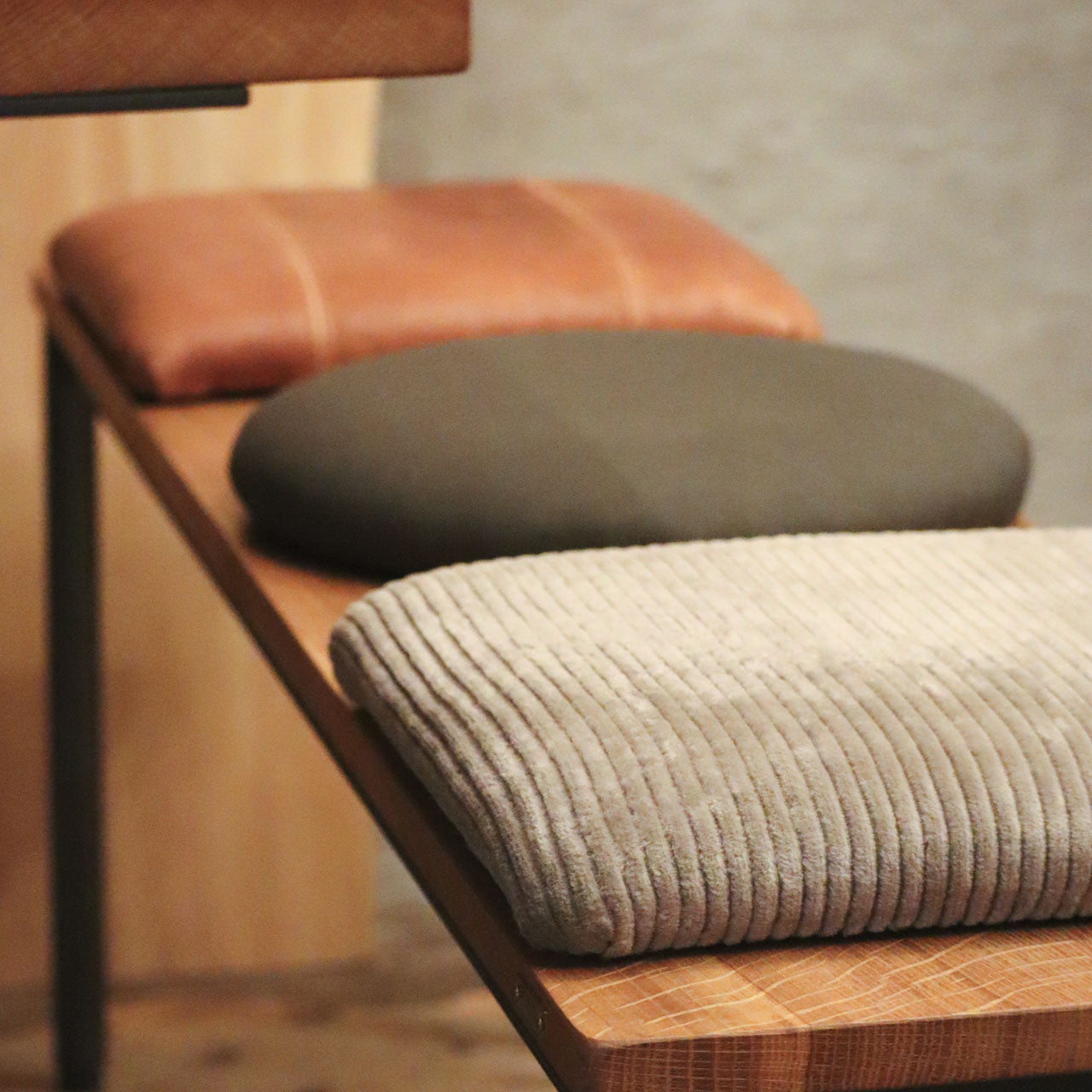 クッションパッドがそれぞれ並んでいる横からの寄り