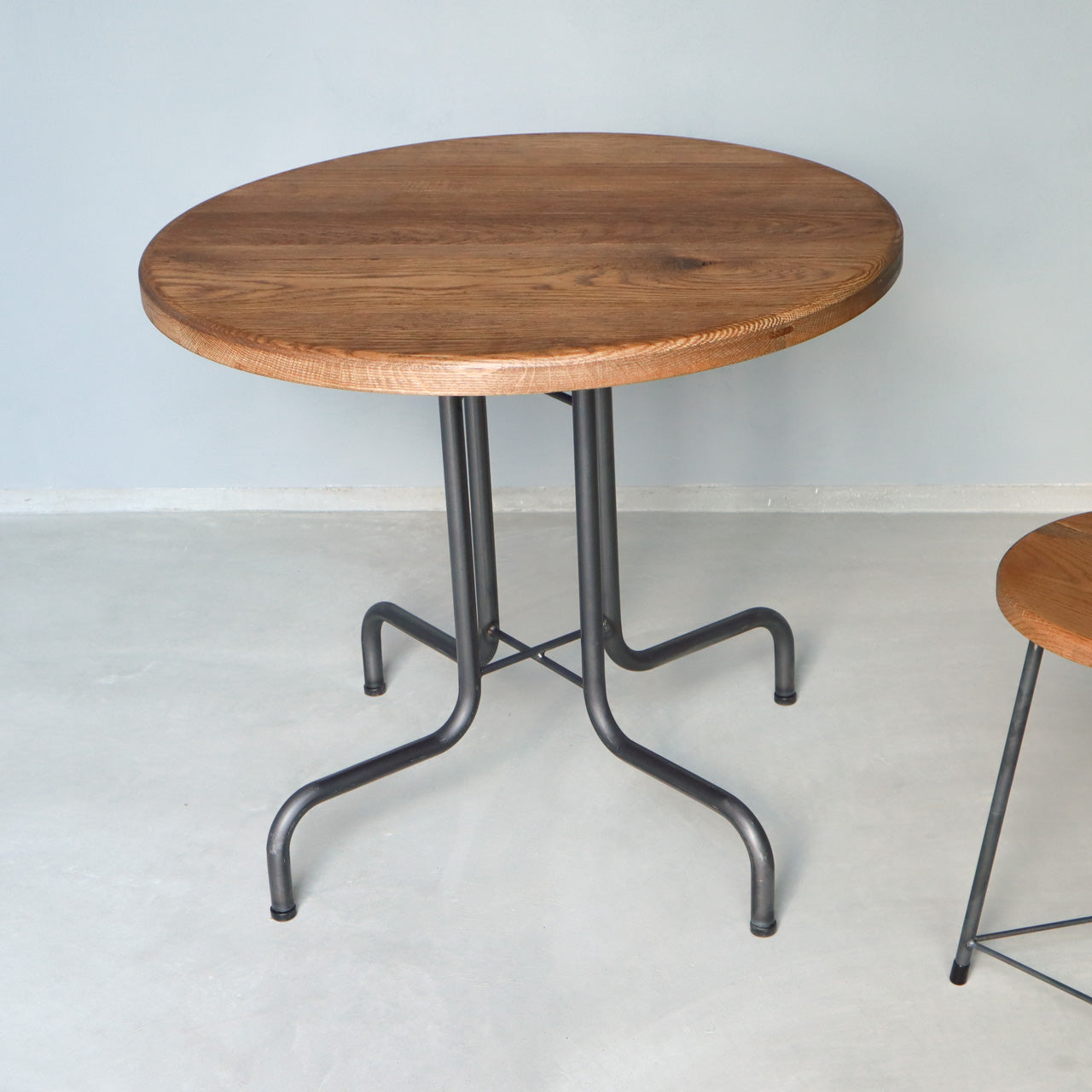 無垢材とアイアンのラウンドテーブル、カフェテーブル、リビングテーブル、Baum Order Furniture