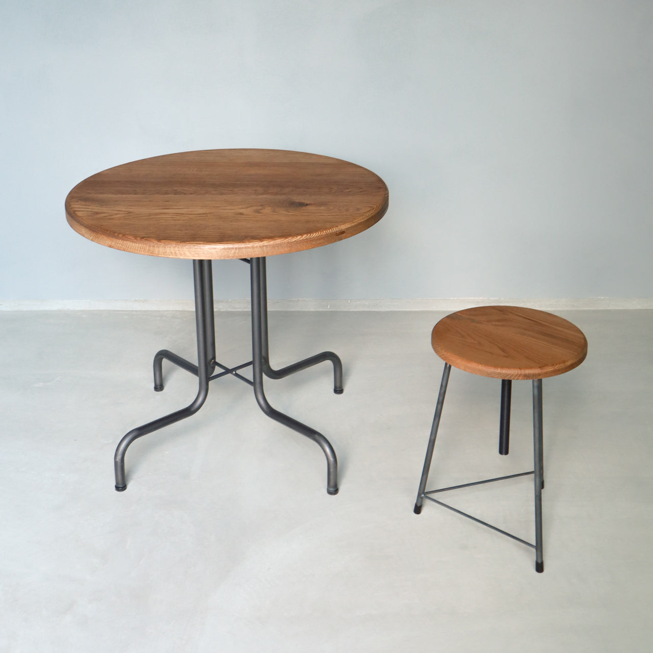 無垢材とアイアンのラウンドテーブル、カフェテーブル、リビングテーブル、Baum Order Furniture