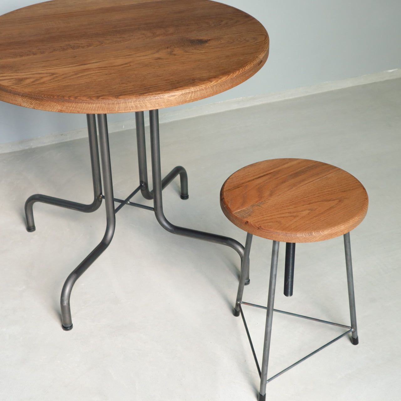 無垢材とアイアンのラウンドテーブル、カフェテーブル、リビングテーブル、Baum Order Furniture