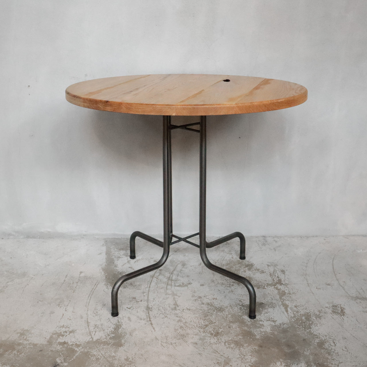 無垢材とアイアンのラウンドテーブル、カフェテーブル、リビングテーブル、Baum Order Furniture