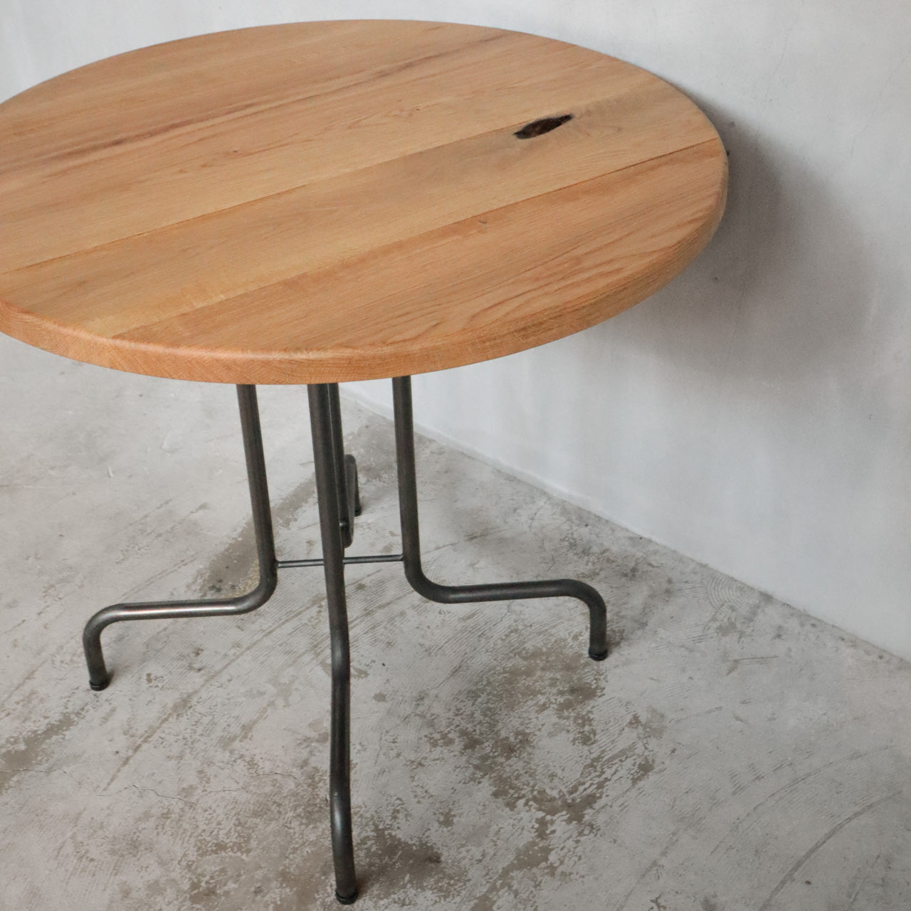 無垢材とアイアンのラウンドテーブル、カフェテーブル、リビングテーブル、Baum Order Furniture