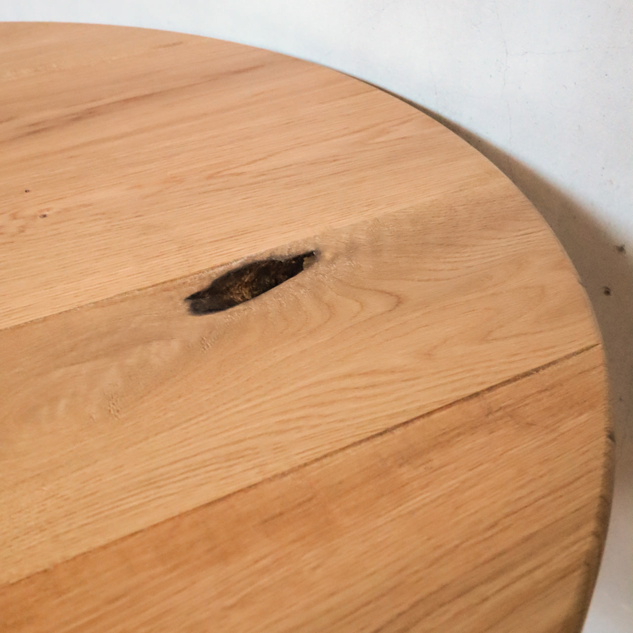 無垢材とアイアンのラウンドテーブル、カフェテーブル、リビングテーブル、Baum Order Furniture
