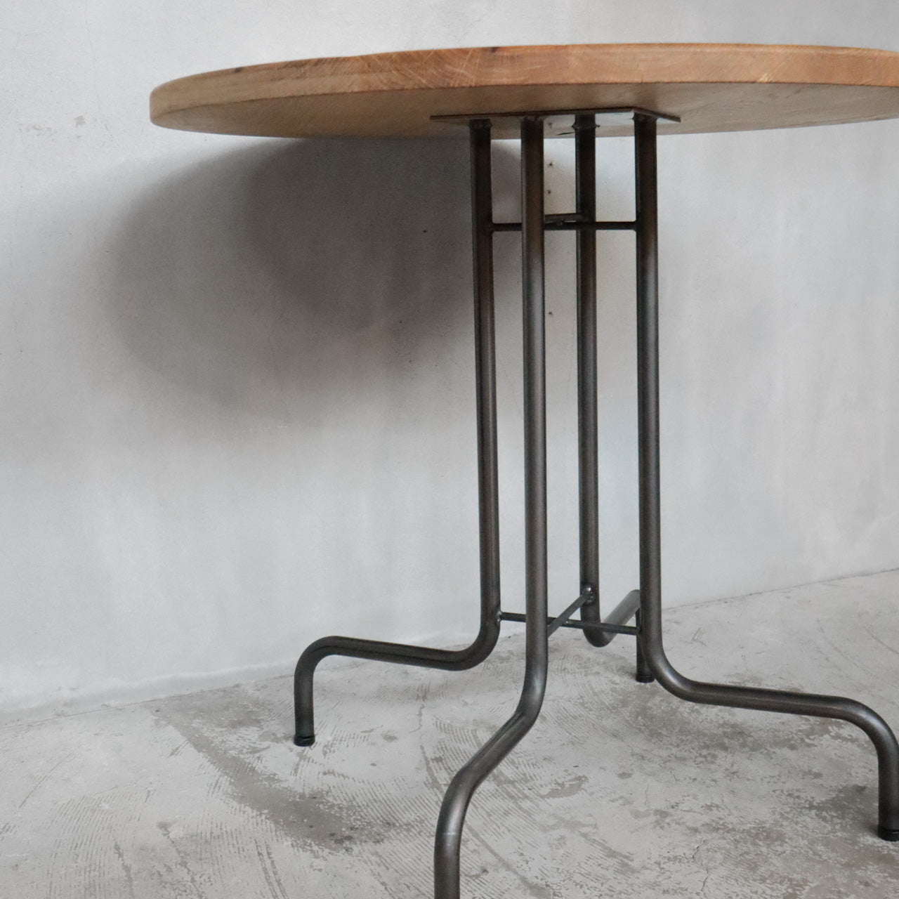 無垢材とアイアンのラウンドテーブル、カフェテーブル、リビングテーブル、Baum Order Furniture