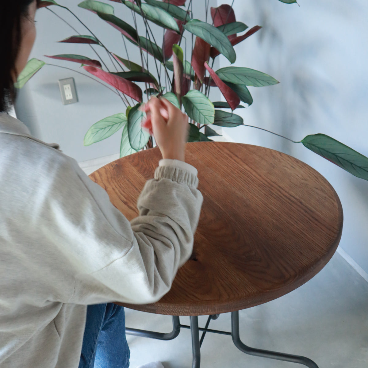 無垢材とアイアンのラウンドテーブル、カフェテーブル、リビングテーブル、Baum Order Furniture