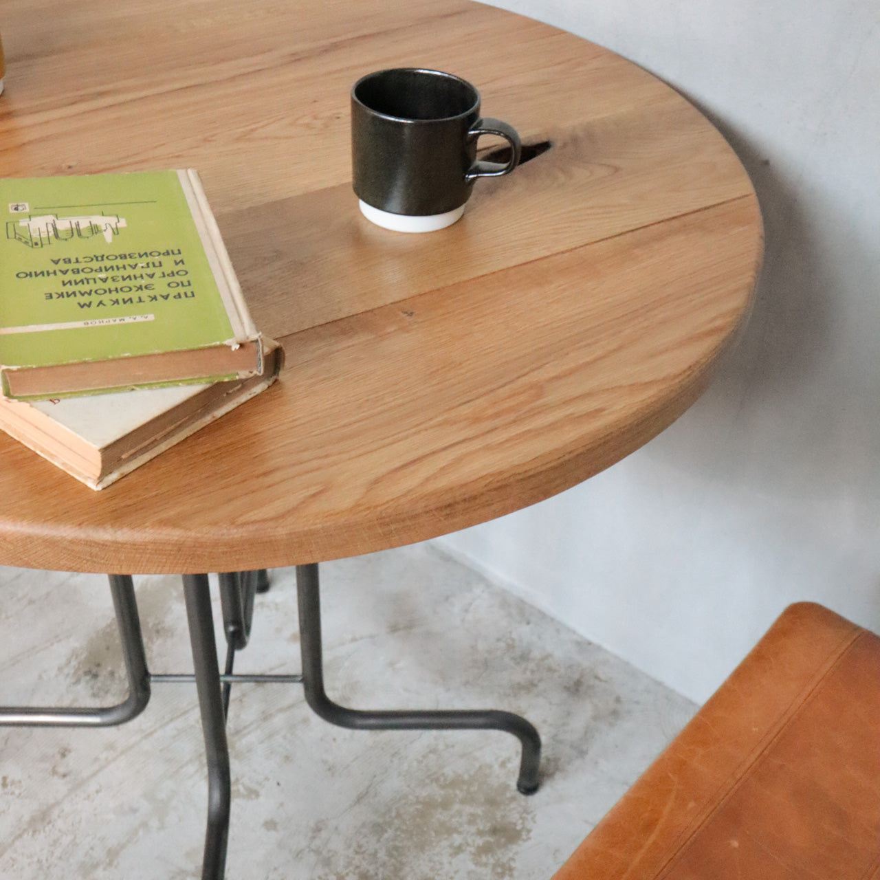 無垢材とアイアンのラウンドテーブル、カフェテーブル、リビングテーブル、Baum Order Furniture