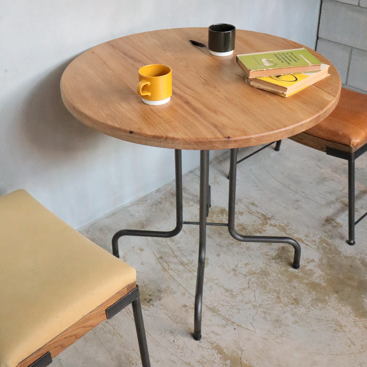 無垢材とアイアンのラウンドテーブル、カフェテーブル、リビングテーブル、Baum Order Furniture