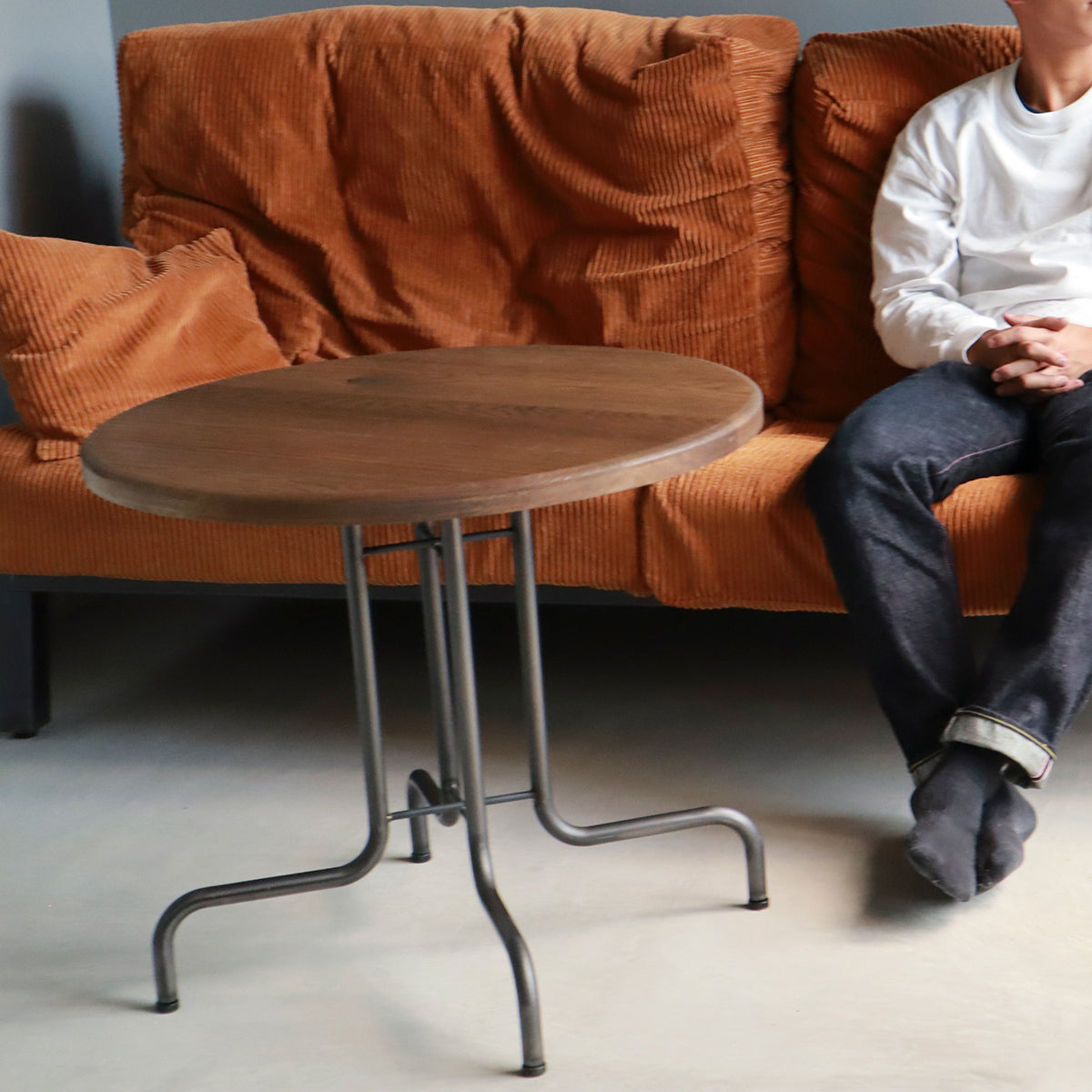 無垢材とアイアンのラウンドテーブル、カフェテーブル、リビングテーブル、Baum Order Furniture