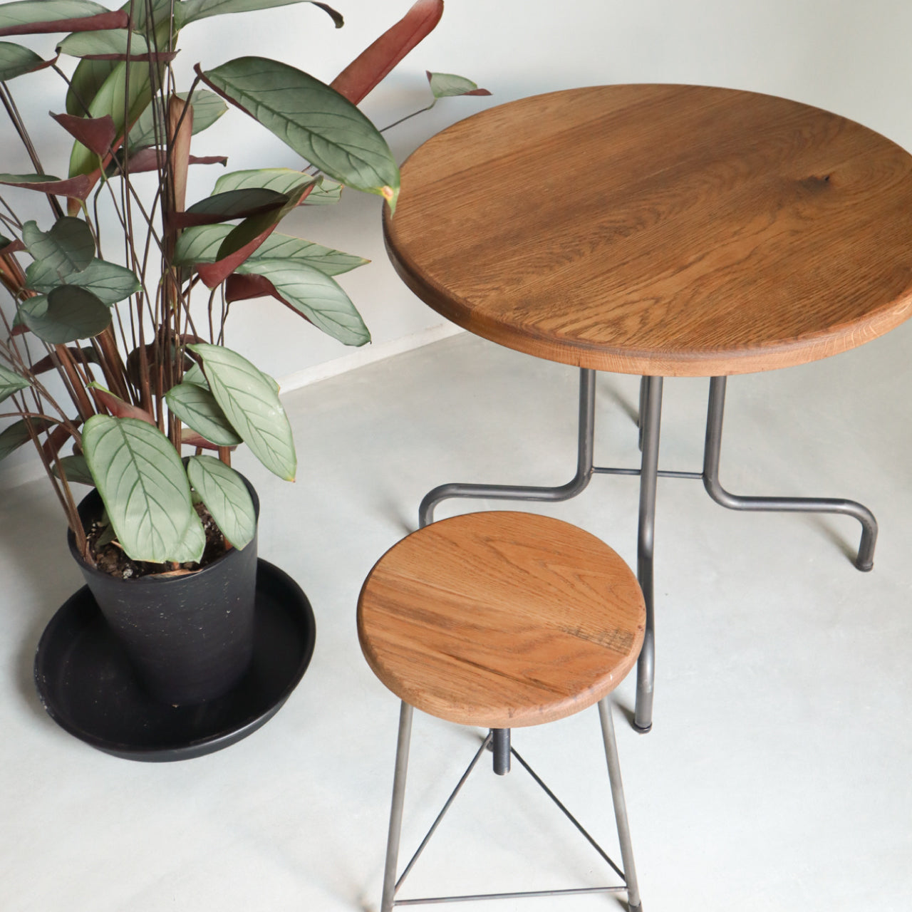 無垢材とアイアンのラウンドテーブル、カフェテーブル、リビングテーブル、Baum Order Furniture