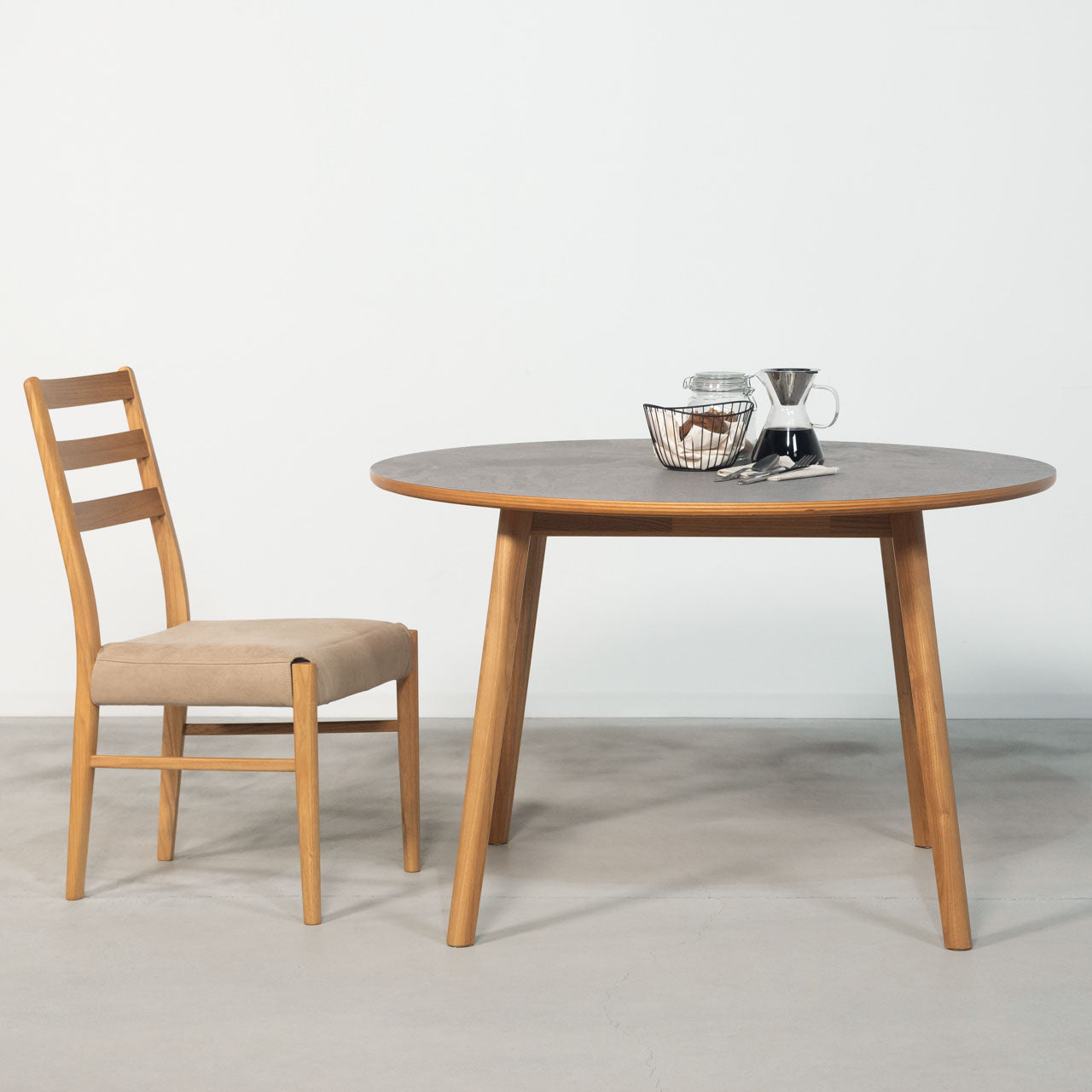 Artique Round Table ダイニングテーブル ラウンドテーブル テーブル デスク モルタル調 天然木 スンカイ材 リビング カフェ サロン 店舗 家具