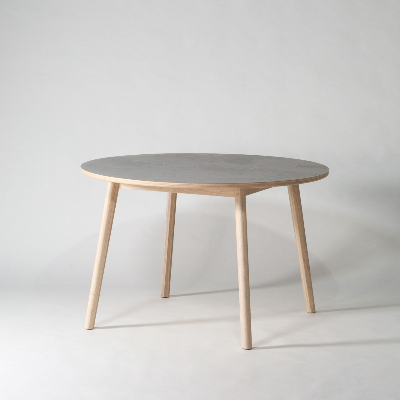 Artique Round Table ダイニングテーブル ラウンドテーブル テーブル デスク モルタル調 天然木 スンカイ材 リビング カフェ サロン 店舗 家具
