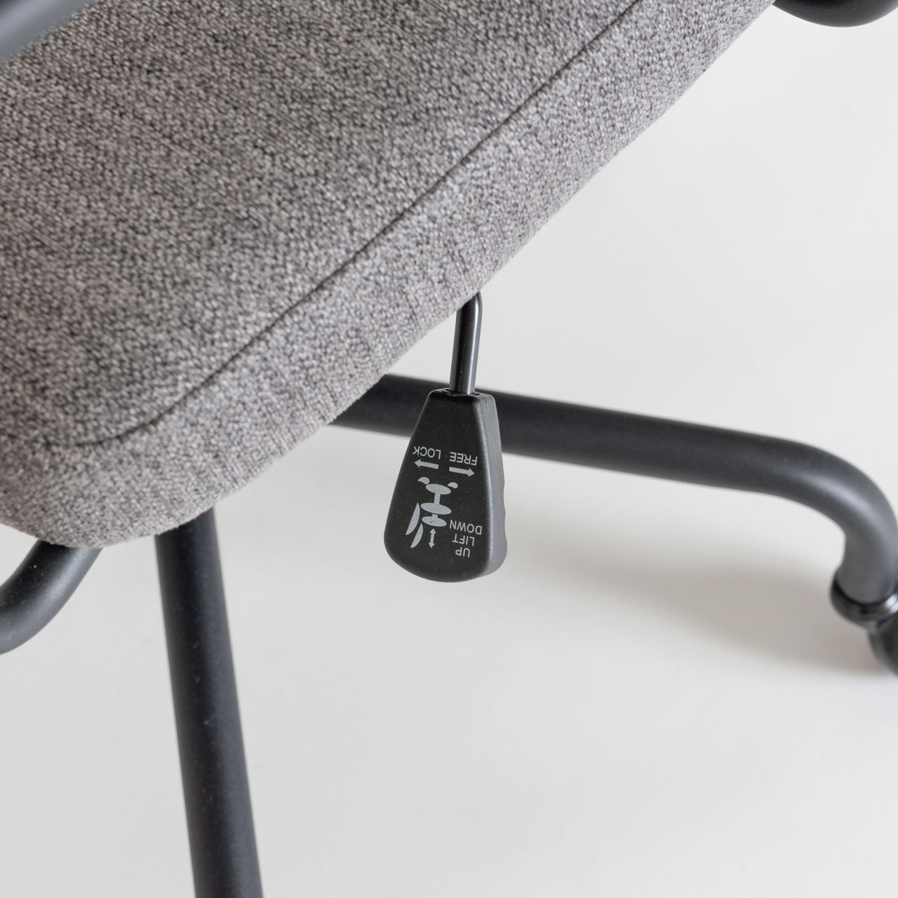 Elder Desk Chair デスクチェア アームレスト 昇降式チェア 回転 ワークチェア 椅子 キャスター ラタン 書斎 リビング リモート 家具