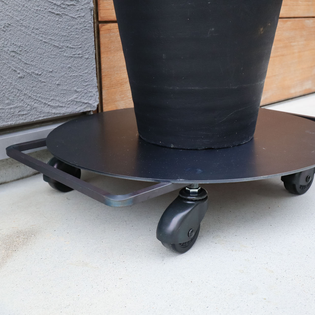 スクエアアイアンプレート台車 植物の大きな鉢を乗せている キャスター寄り