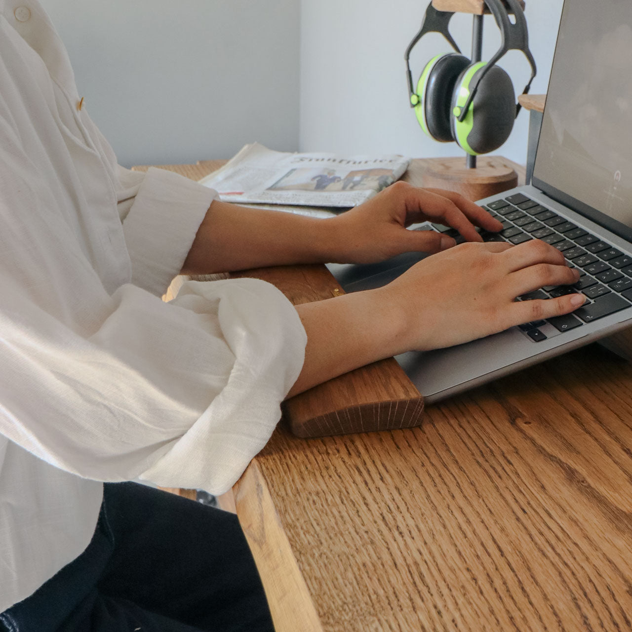 無垢材のアームレスト 実際に使用している様子