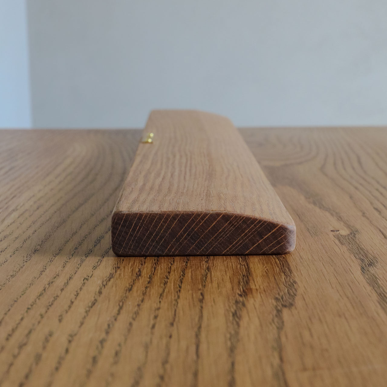 無垢材のアームレスト側面