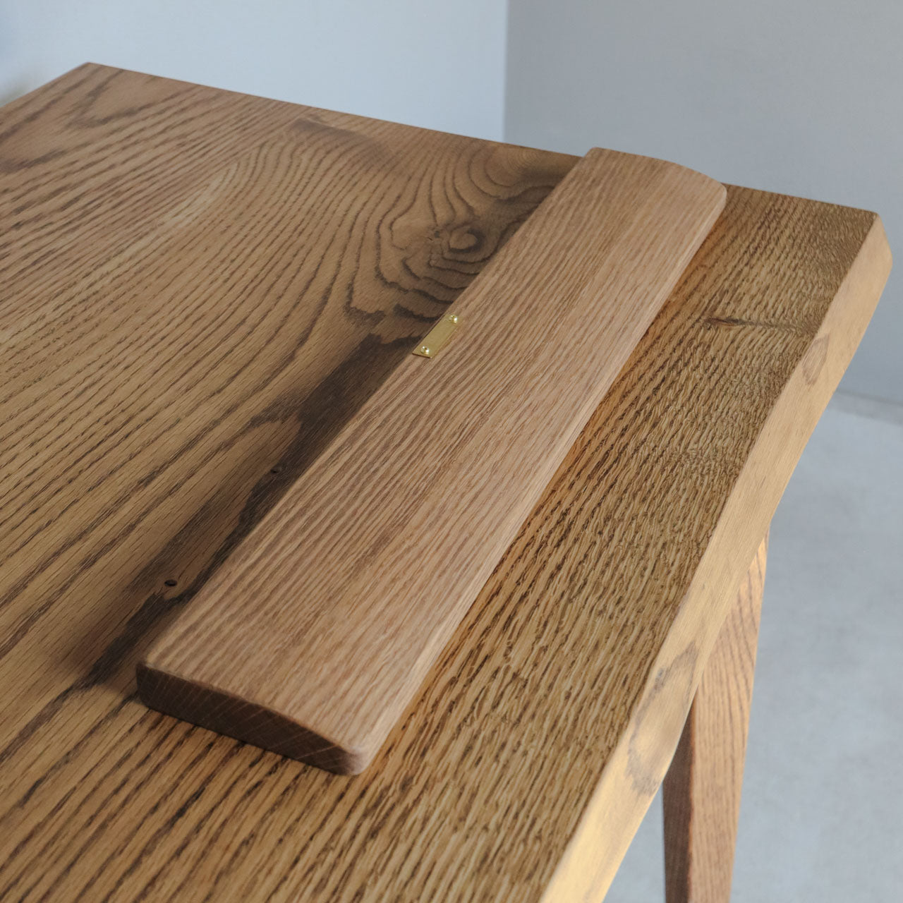 無垢材のアームレスト 斜め上から見た状態
