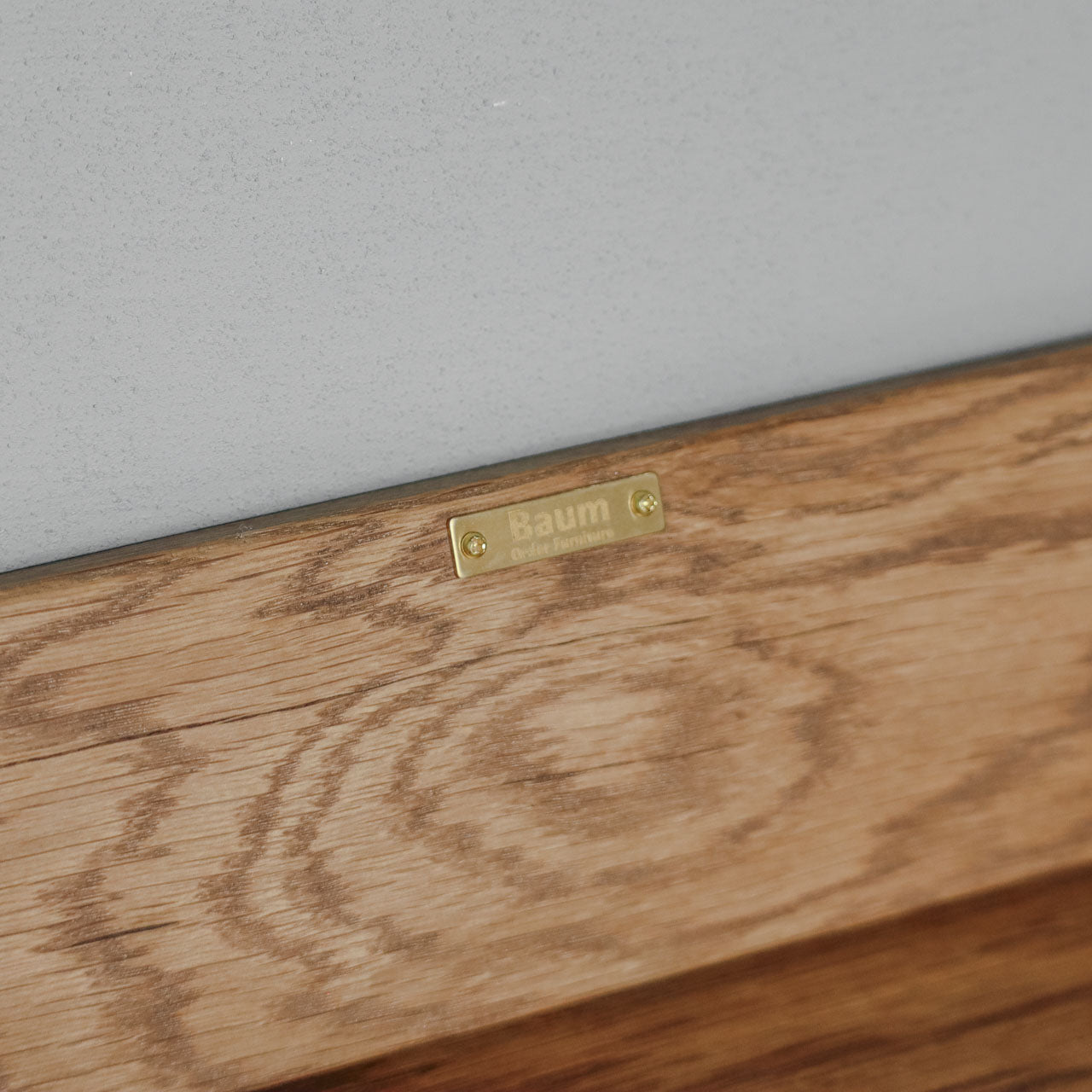 無垢材のアームレスト 真鍮のブランドネームタグの寄り