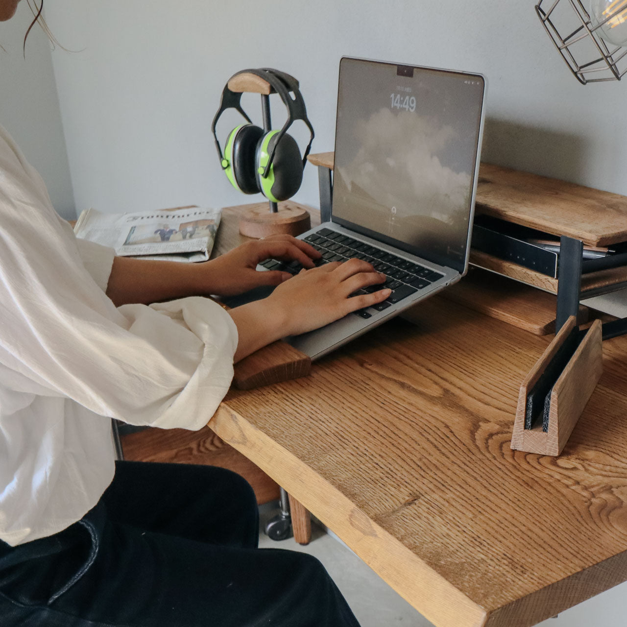 無垢材のアームレスト 実際に使っている様子