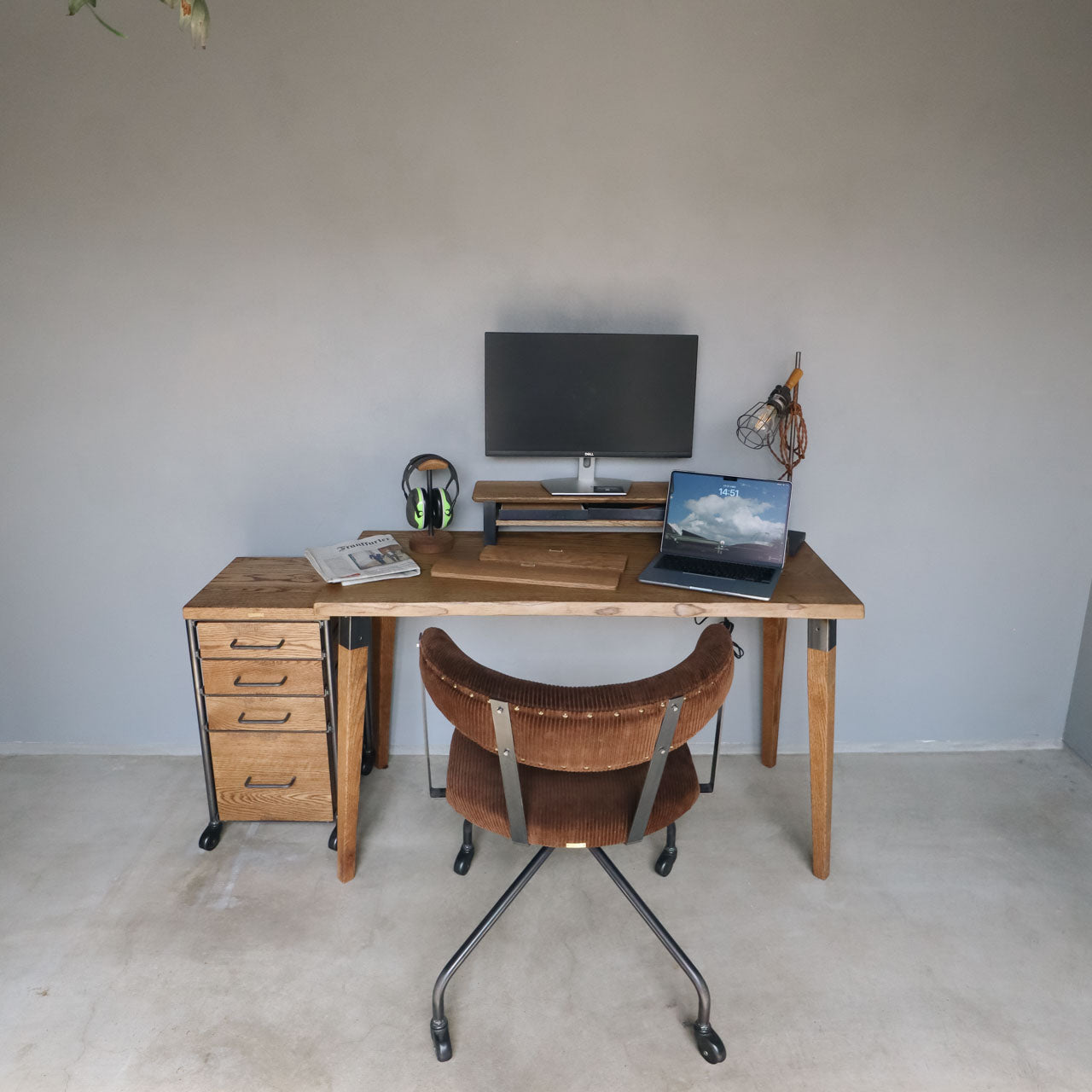 ワークデスクとチェスト、机の上にはパソコンスタンドやデスク周りのアイテム類が映った全体写真