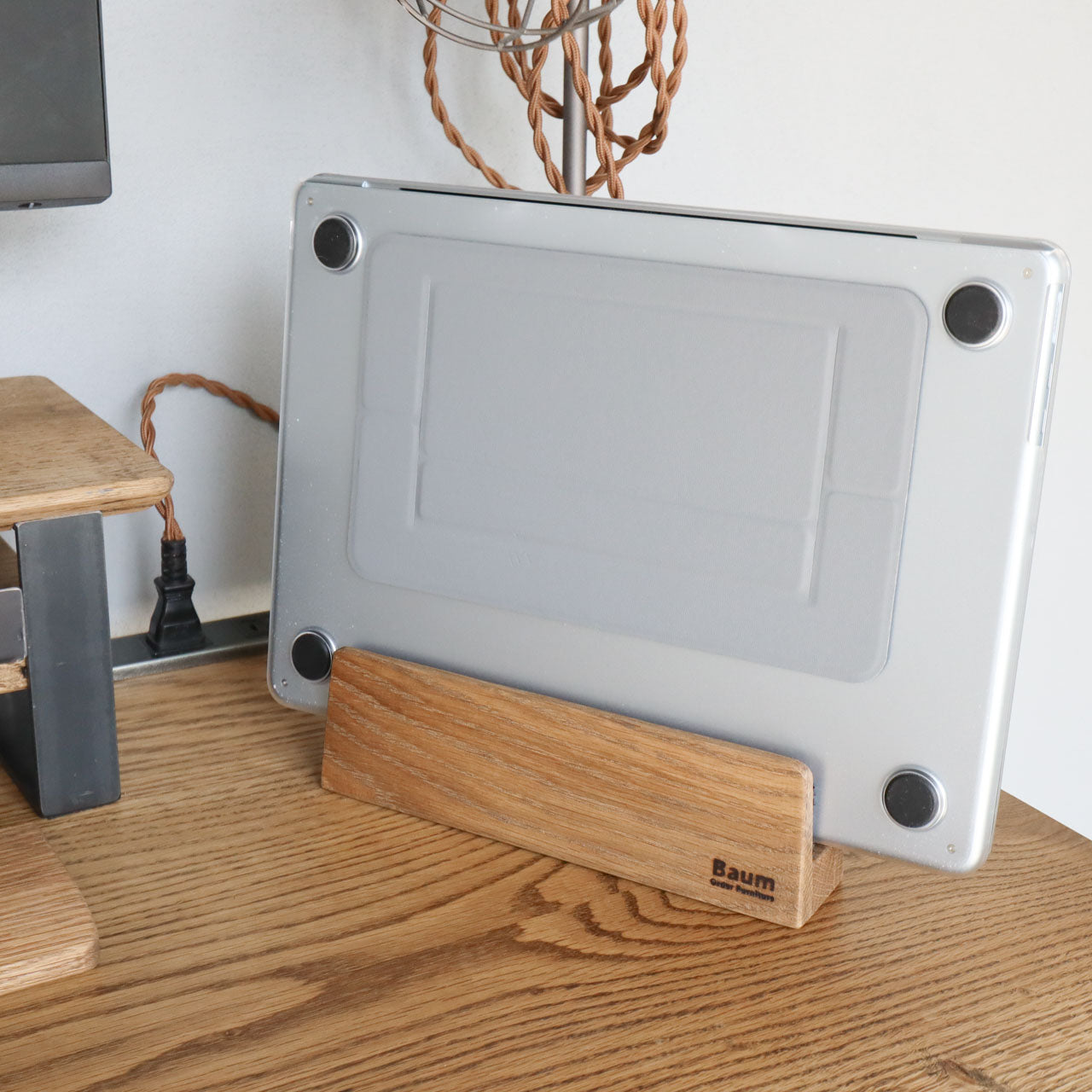 ノートパソコンを収納した状態のノートパソコンスタンド