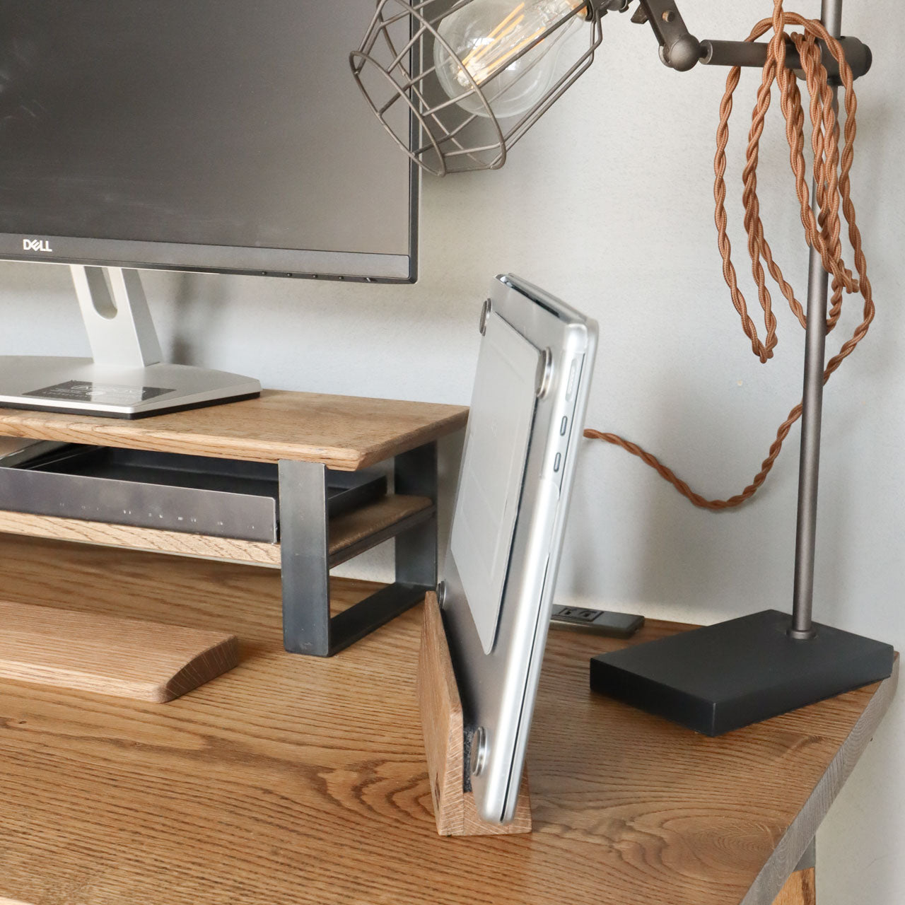 ノートパソコンスタンド、実際にノートパソコンを収納している様子