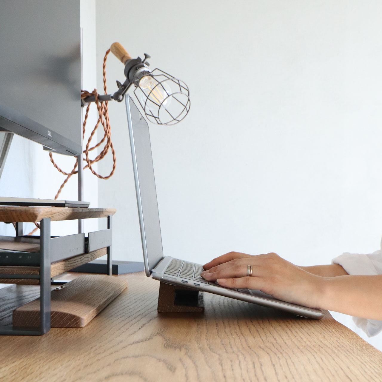 ノートパソコンスタンド、横向けにして実際に角度をつけて使用している様子