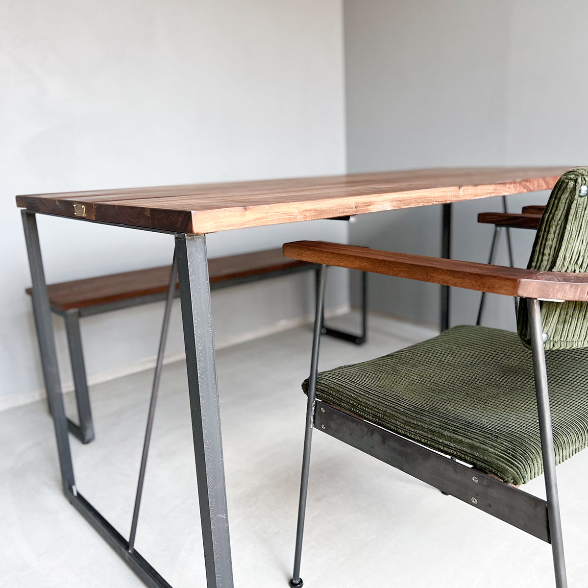 アイアンレッグ、アイアン脚