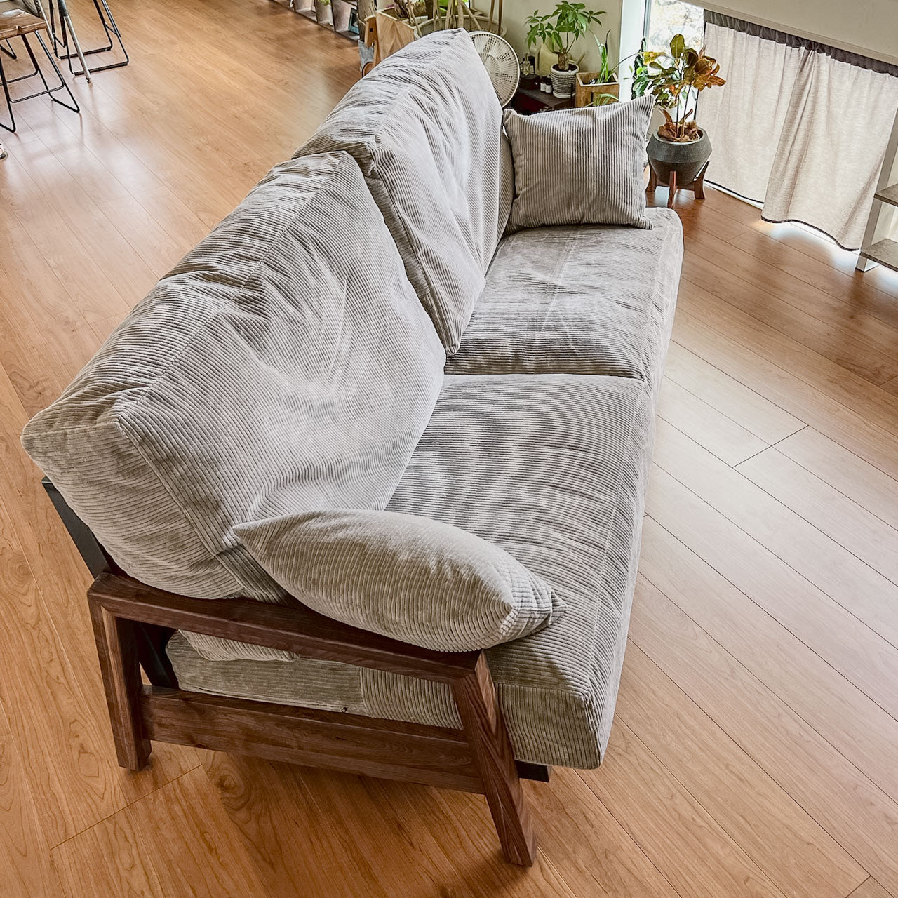 無垢材の3人掛けソファ コーデュロイ生地 リビング クッション アイアン