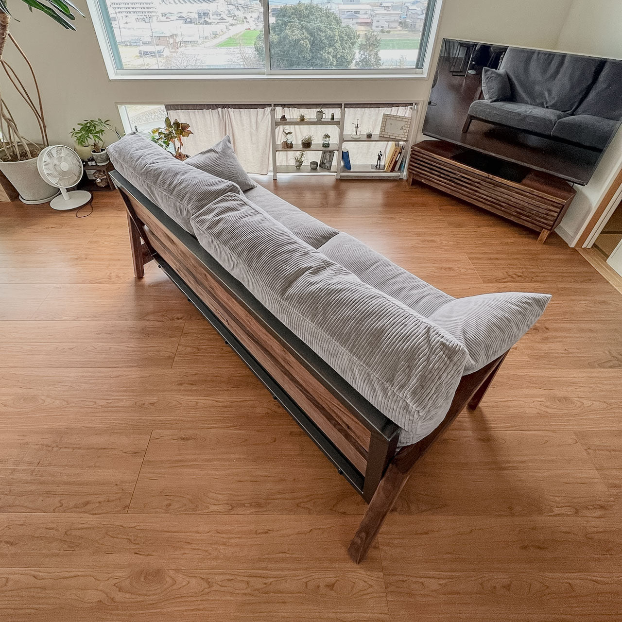 無垢材の3人掛けソファ コーデュロイ生地 リビング クッション アイアン