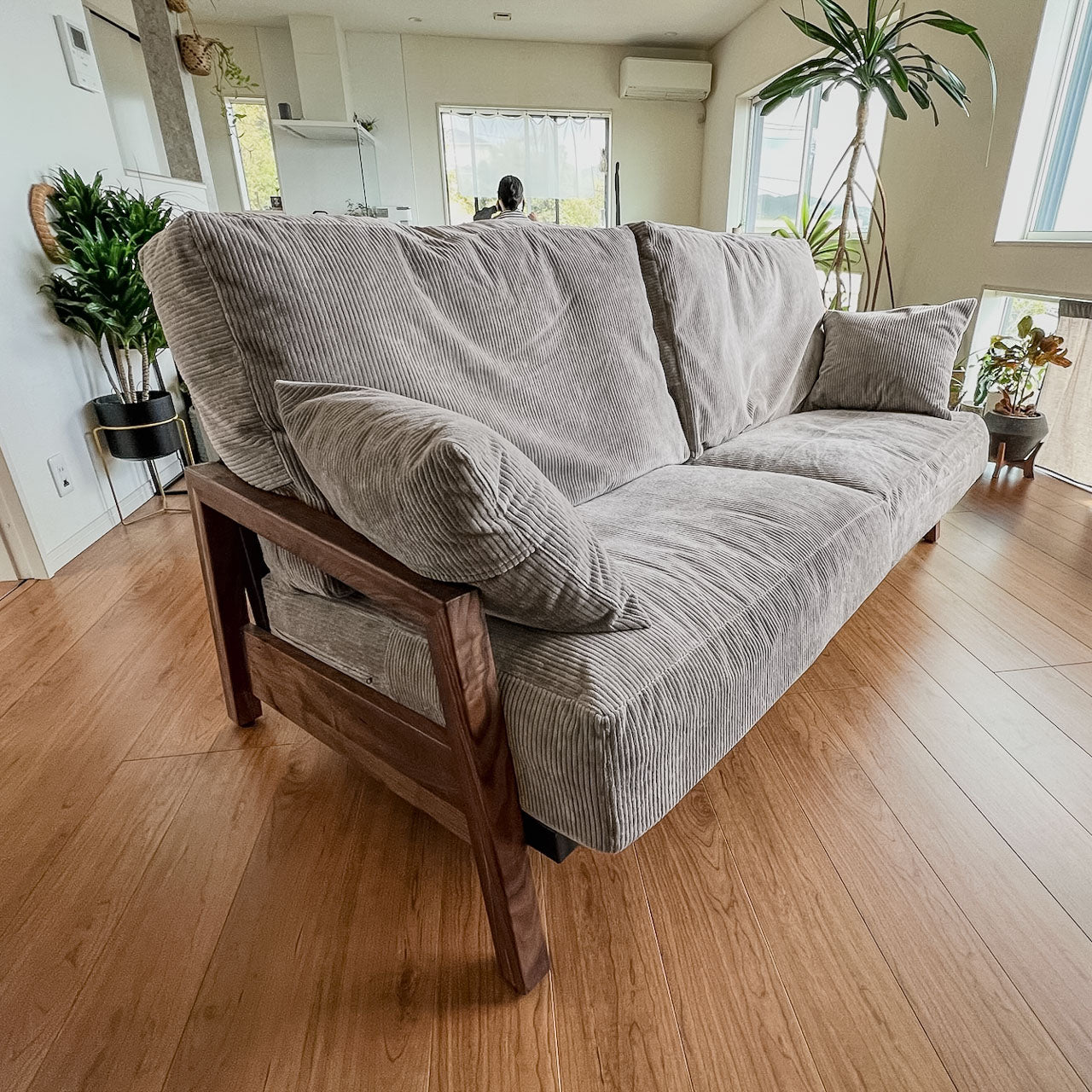 無垢材の3人掛けソファ コーデュロイ生地 リビング クッション アイアン