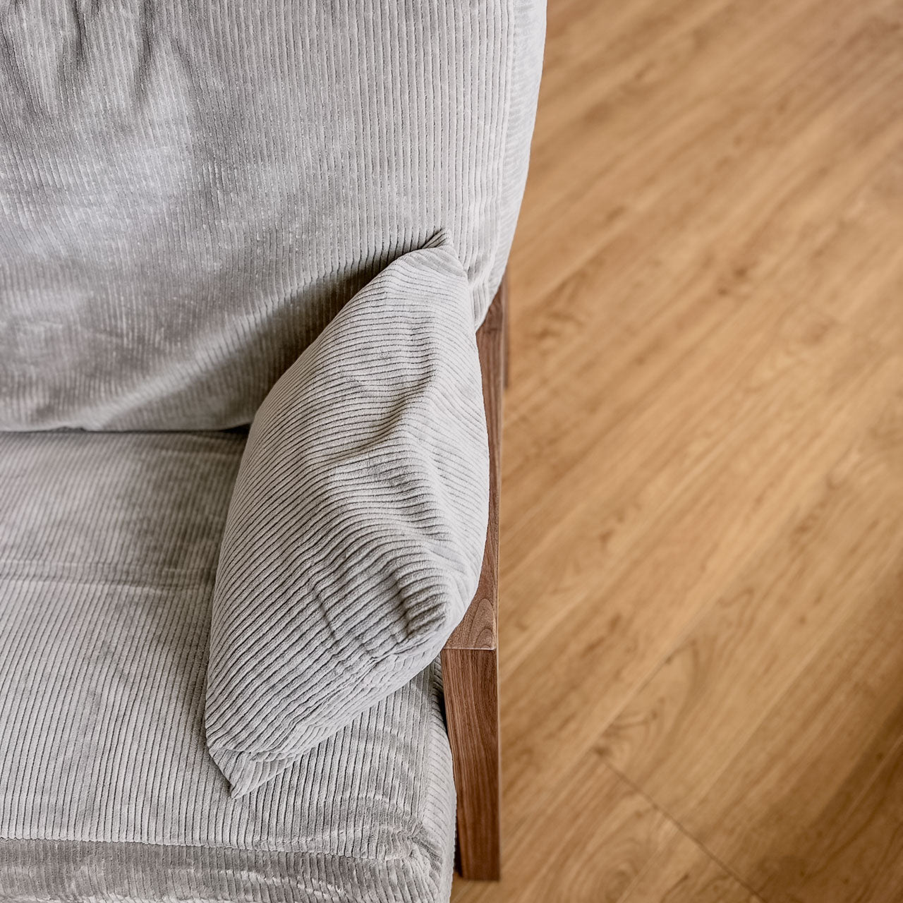 無垢材の3人掛けソファ コーデュロイ生地 リビング クッション アイアン