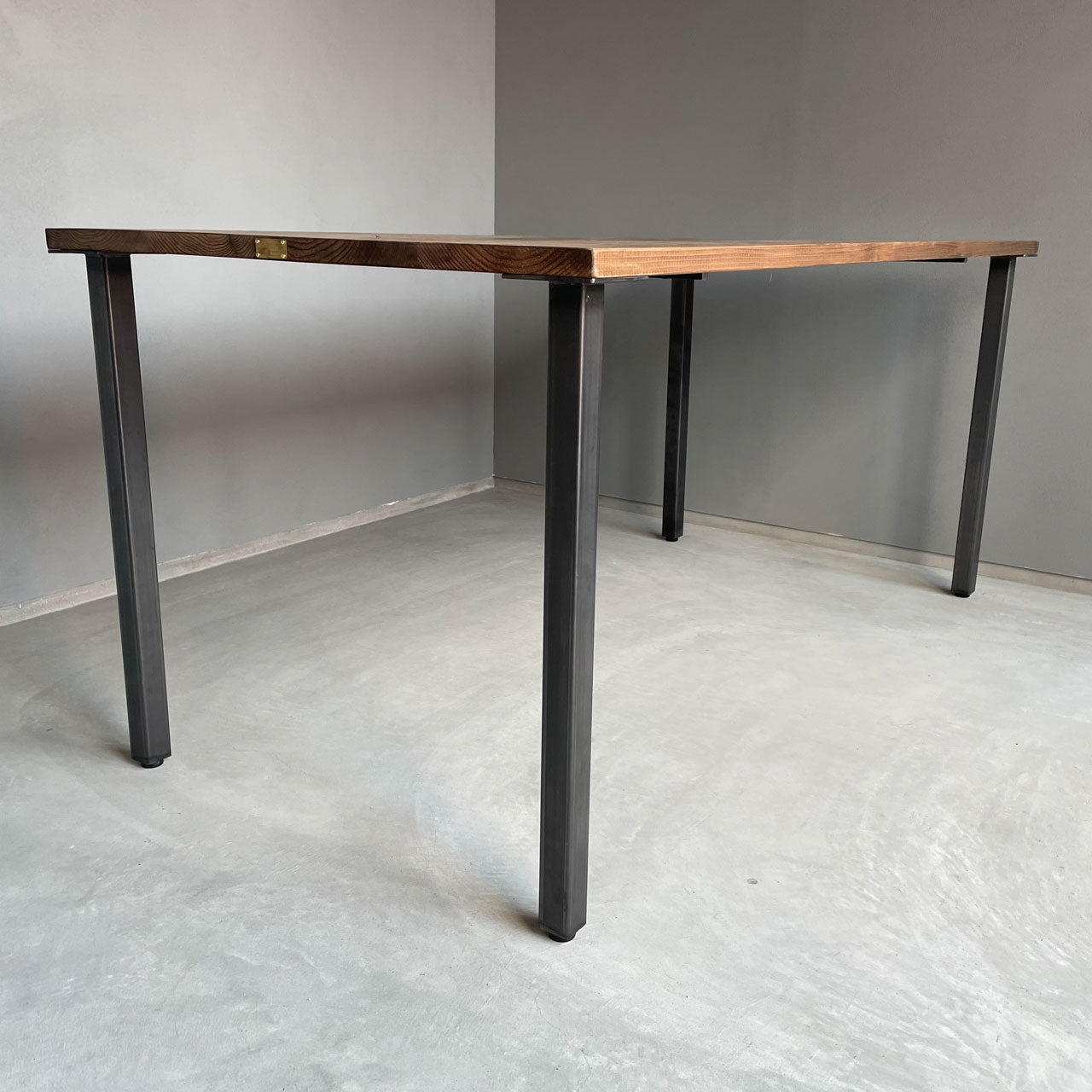 アイアンレッグ、鉄脚