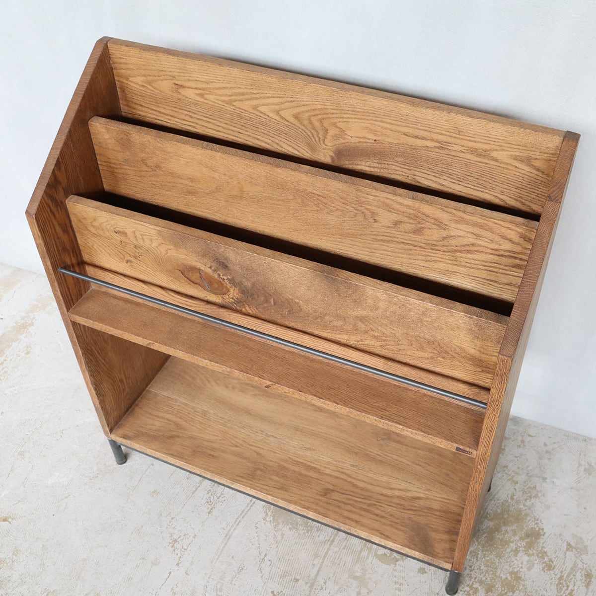 マガジンラック、シェルフ