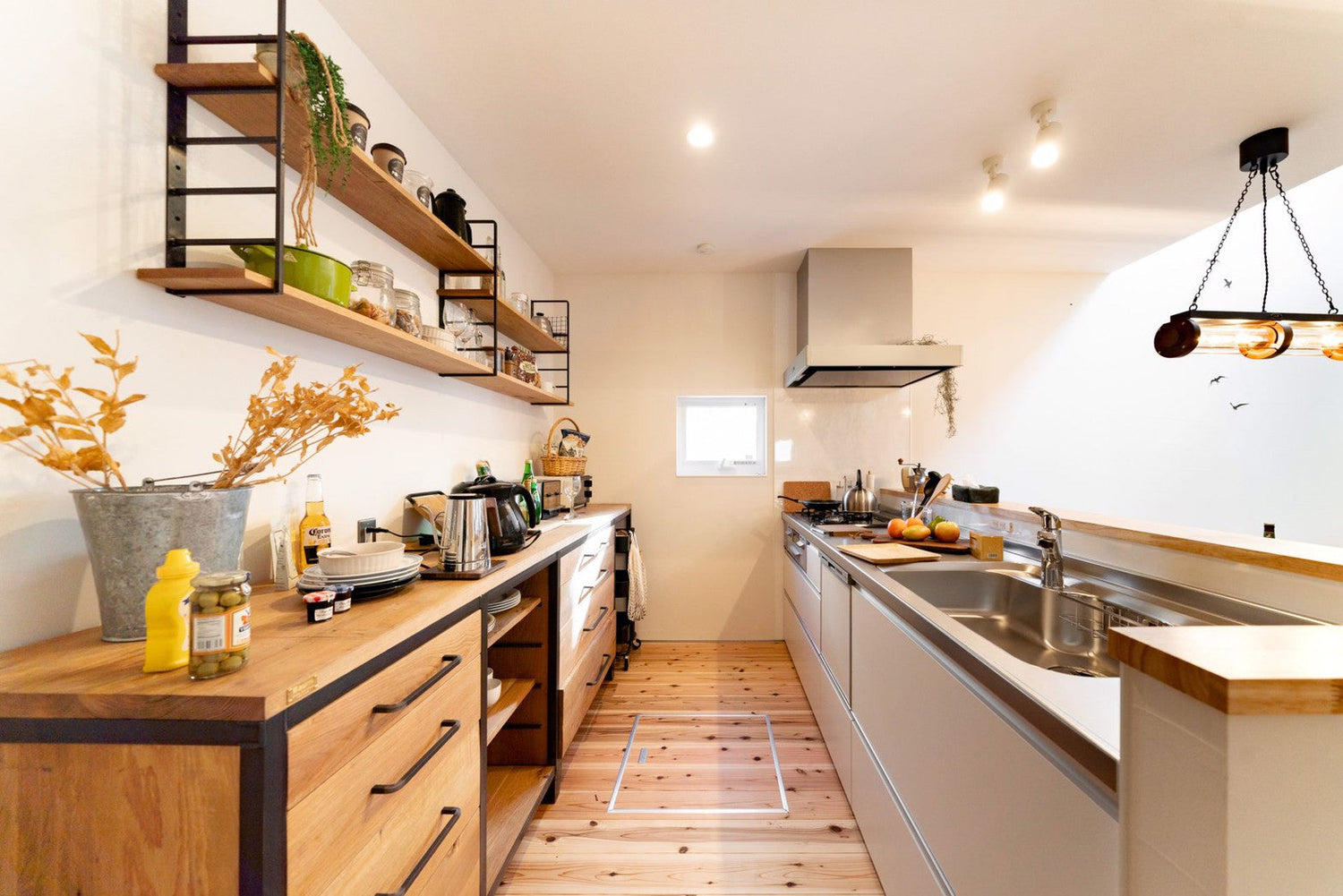 無垢材とアイアン家具でつくる、新生活のナチュラル&インダストリアルインテリア