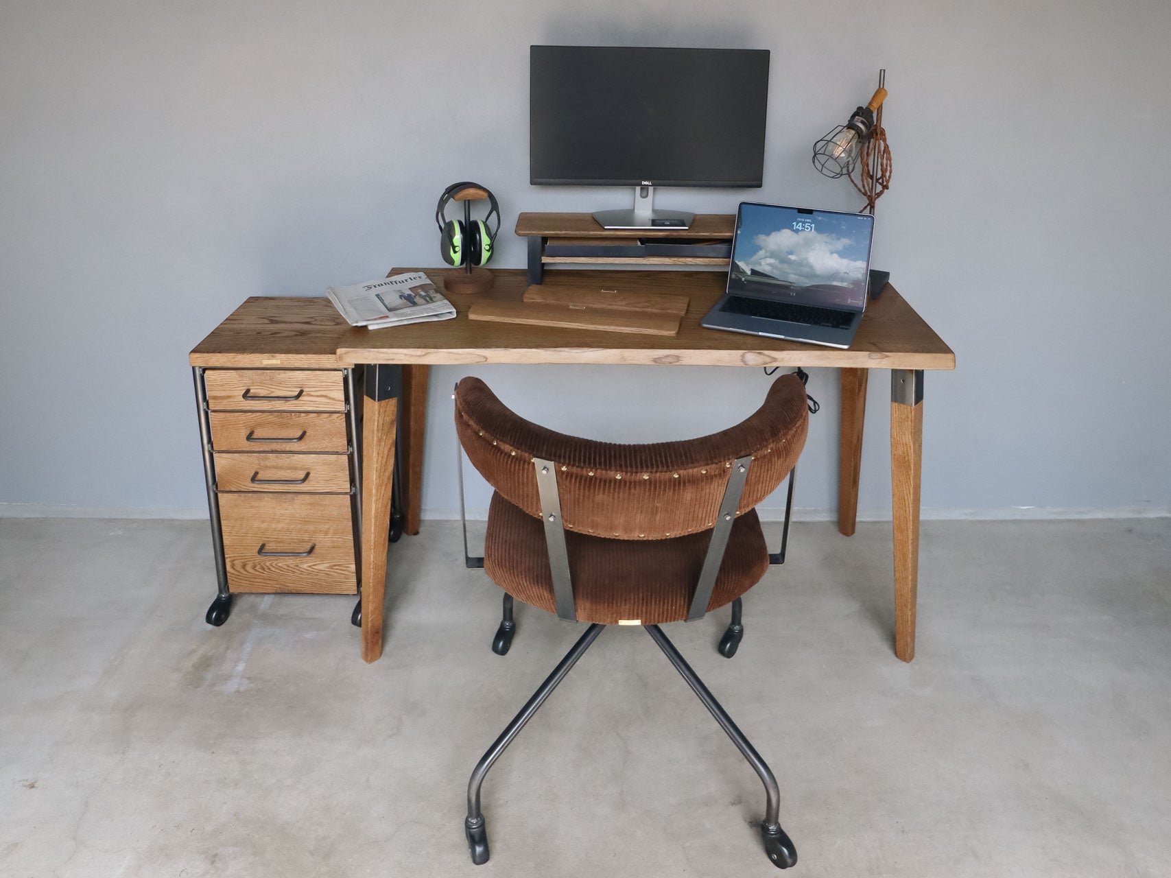 Work & Life を彩る、無骨な道具と木の温もり