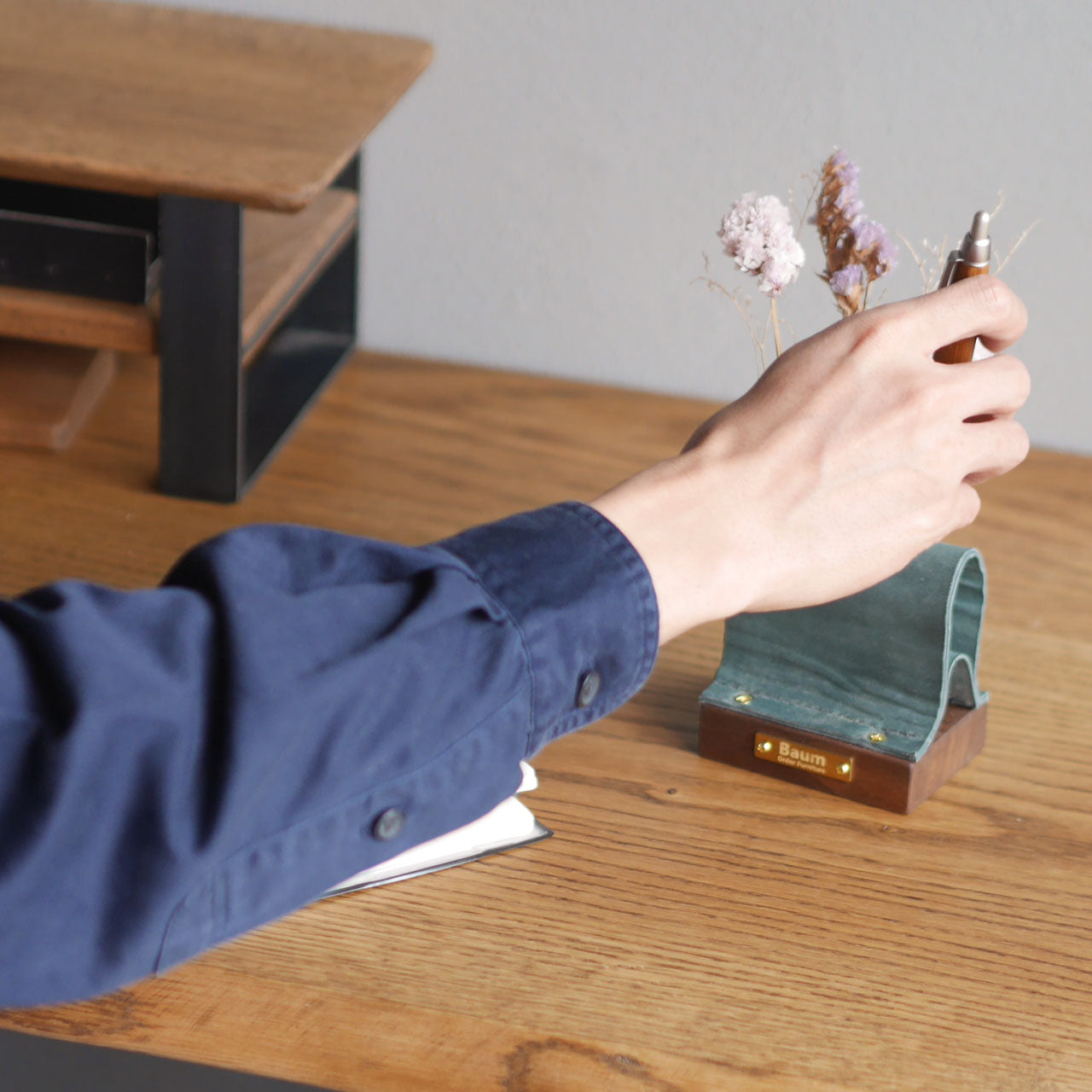 レザー無垢ペンスタンド | オーダーメイドのアイアン家具を中心に