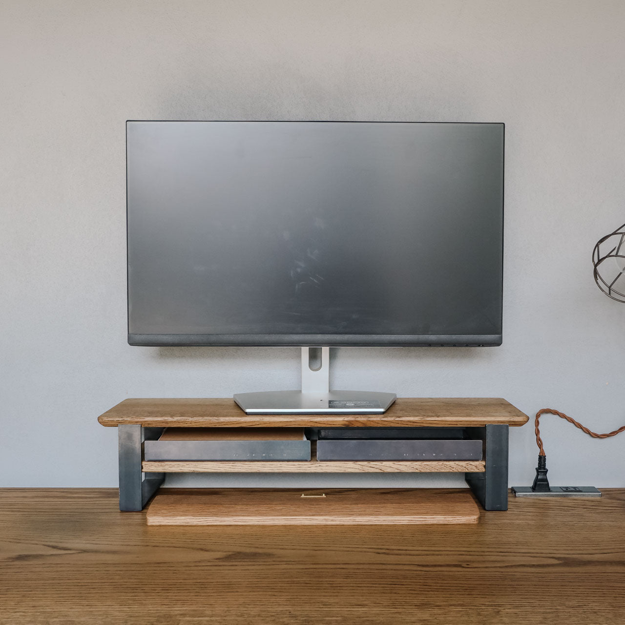 無垢材とアイアンのモニタースタンド