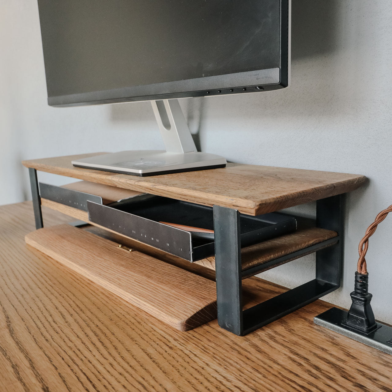 無垢モニタースタンド | オーダーメイドのアイアン家具を中心に数多く
